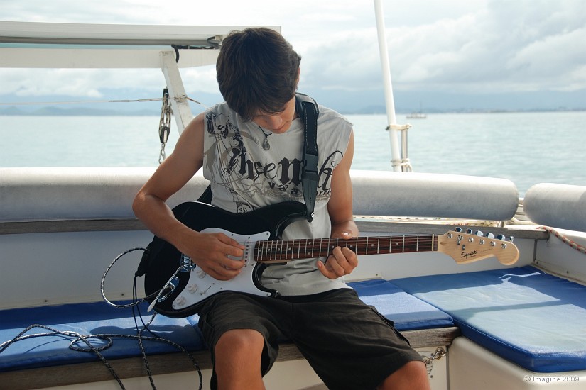 02.47- Romain s'eclate a la guitare.JPG